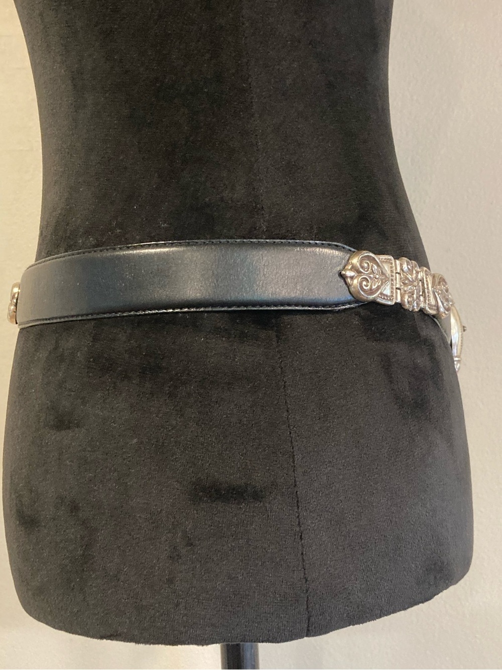 Fossil Black Leather Western-Style Belt with Silver-Tone Heart Accents - Picture 5 of 16